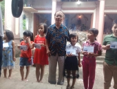 TRAO THƯỞNG CHO CÁC CHÁU