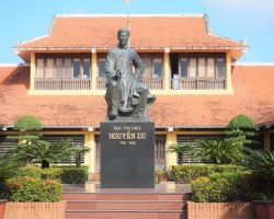  BÊN MỘ CỤ NGUYỄN DU